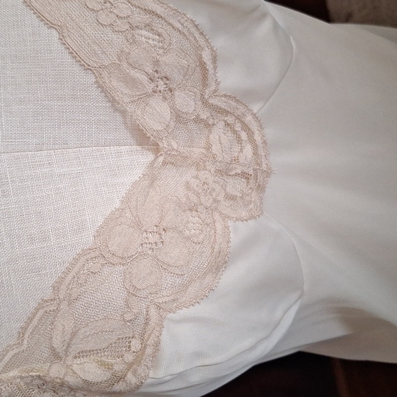 Vintage Vanity Fair Elegant Cream Lace Trim Slip - Picture 2 of 7